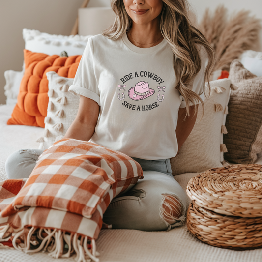 Camiseta “Ride a Cowboy, Save a Horse” – Estilo western con un twist coqueto