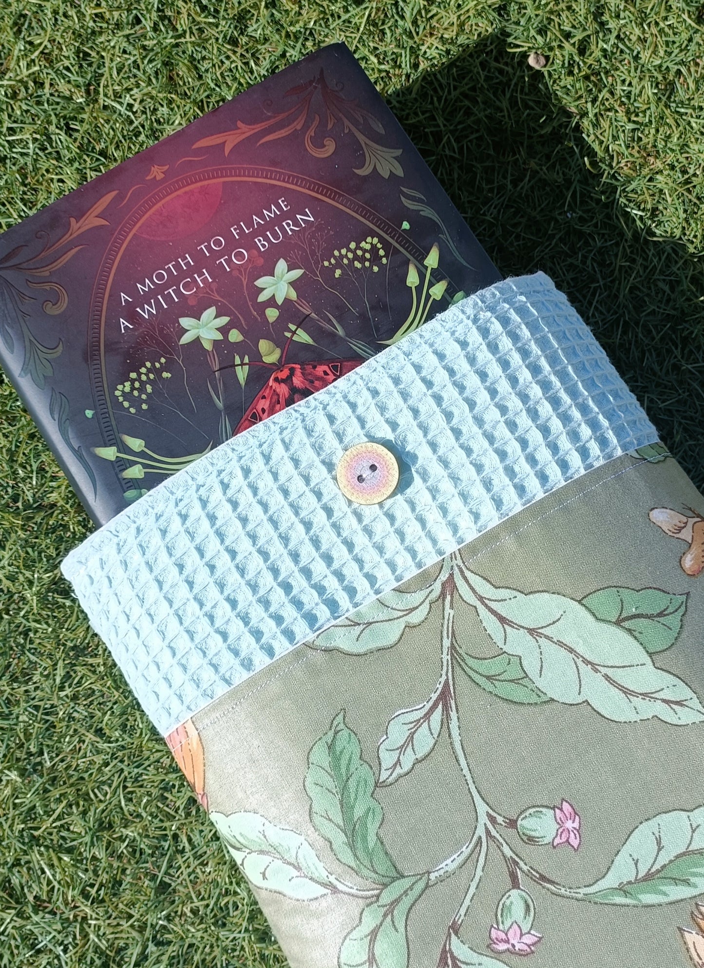 Spring - Funda textil artesanal para libros, tablets o portátiles pequeños – Estilo floral sostenible