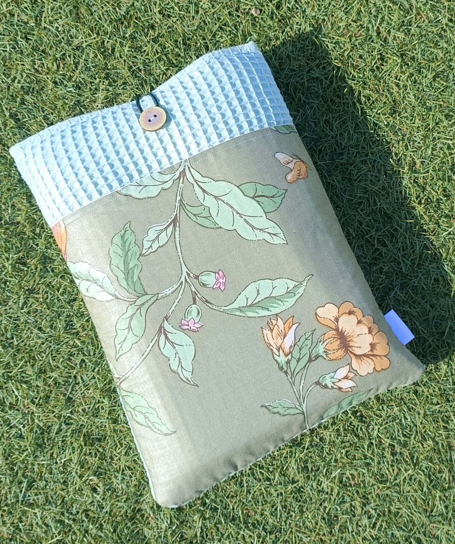 Spring - Funda textil artesanal para libros, tablets o portátiles pequeños – Estilo floral sostenible