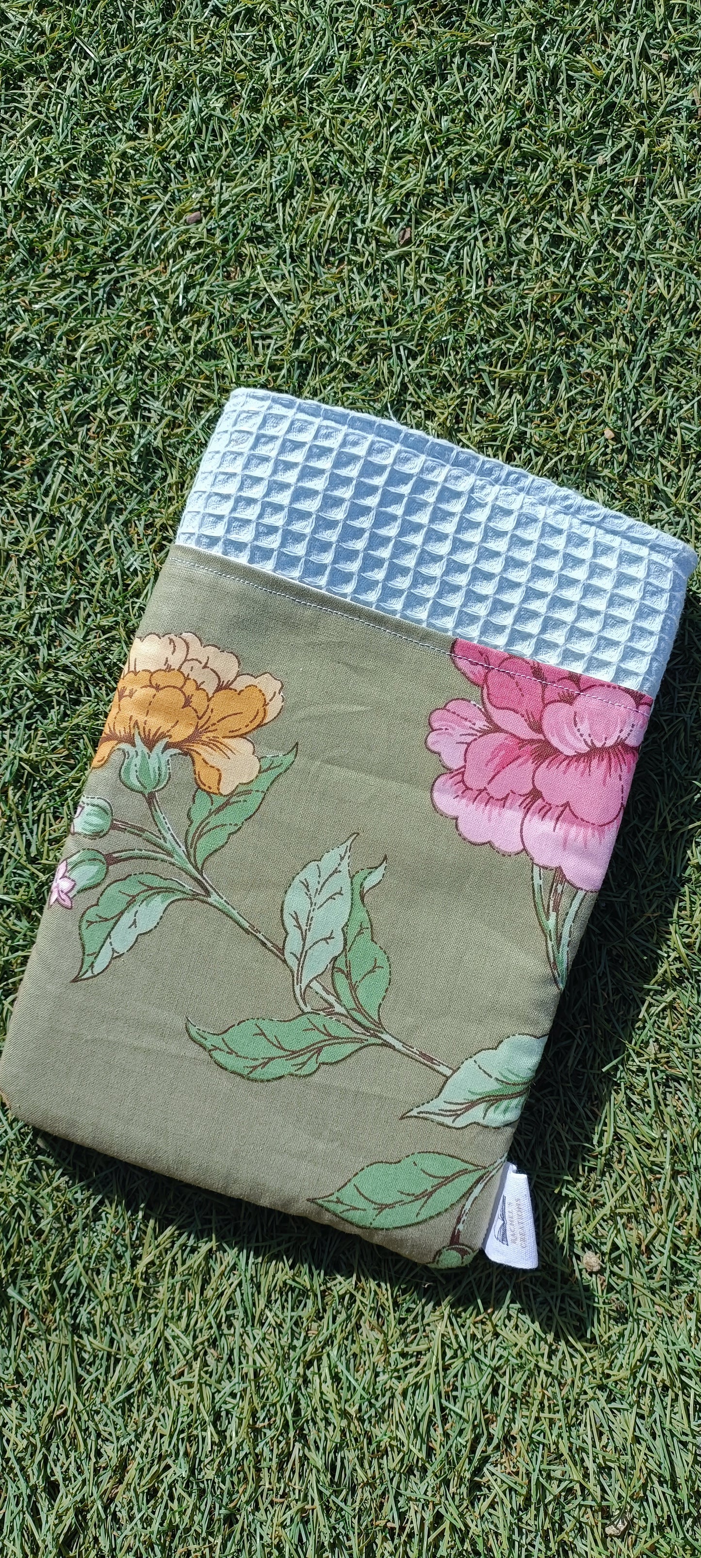 Spring - Funda textil artesanal para libros, tablets o portátiles pequeños – Estilo floral sostenible