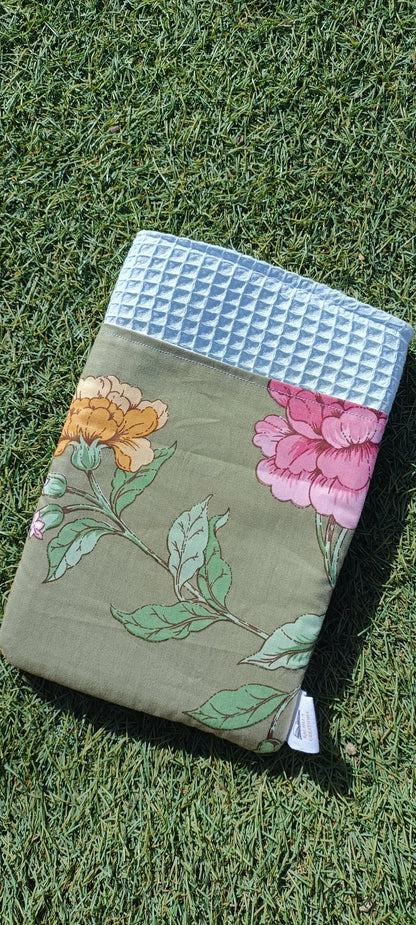 Spring - Funda textil artesanal para libros, tablets o portátiles pequeños – Estilo floral sostenible